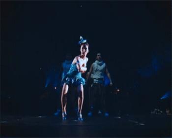 这些女星的身体怎么这么柔软？唐嫣竟然把脑袋、身子、双腿折出一个方形！