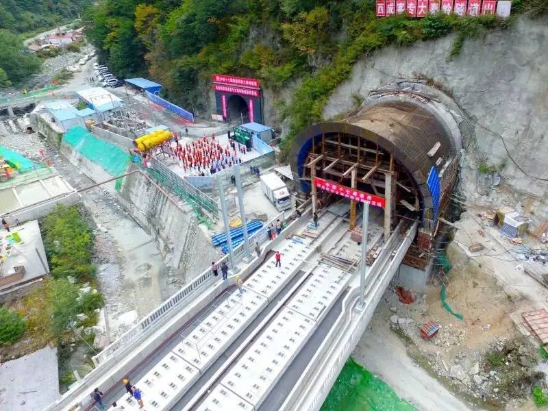 郑徐高铁刚通车!从现在起,咱西安人民还可以憧憬未来的周末成都两日慢生活啦!