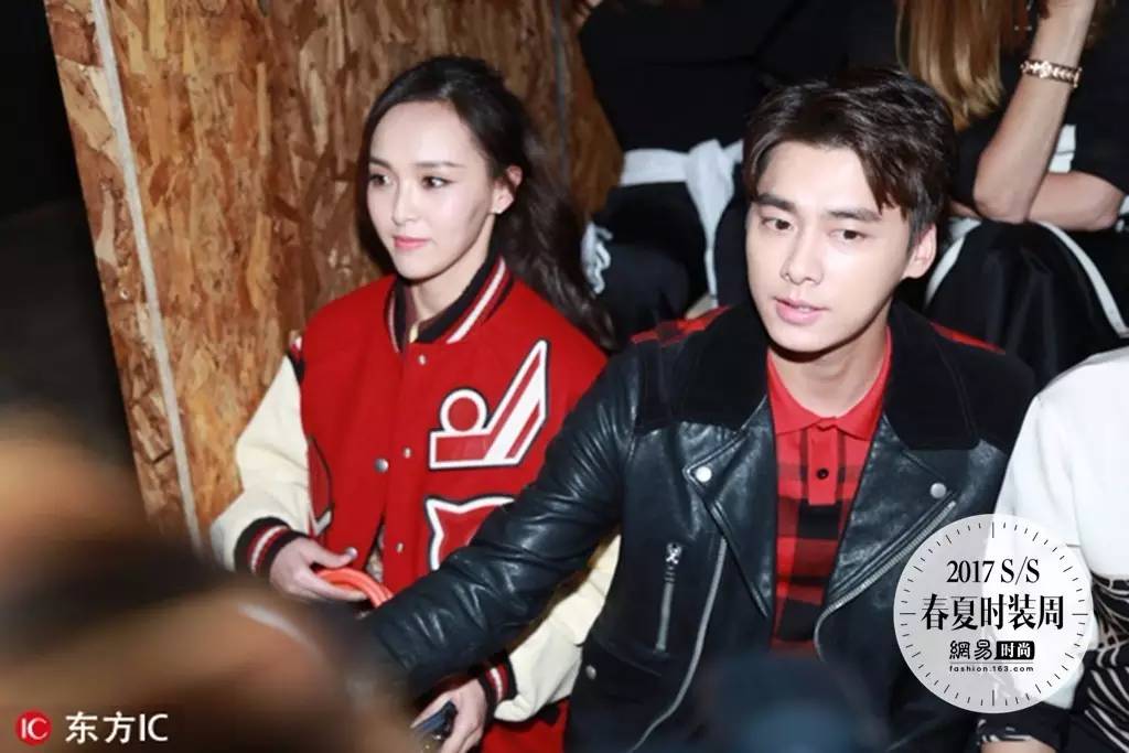 李易峰唐嫣穿“情侣装”同台看秀 不要太养眼哦~