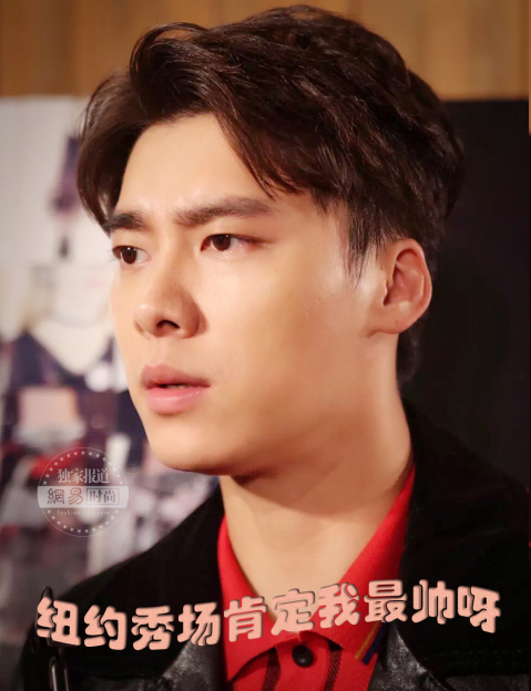 李易峰唐嫣穿“情侣装”同台看秀 不要太养眼哦~