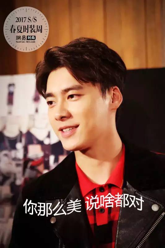 李易峰唐嫣穿“情侣装”同台看秀 不要太养眼哦~