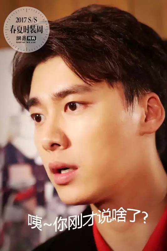 李易峰唐嫣穿“情侣装”同台看秀 不要太养眼哦~