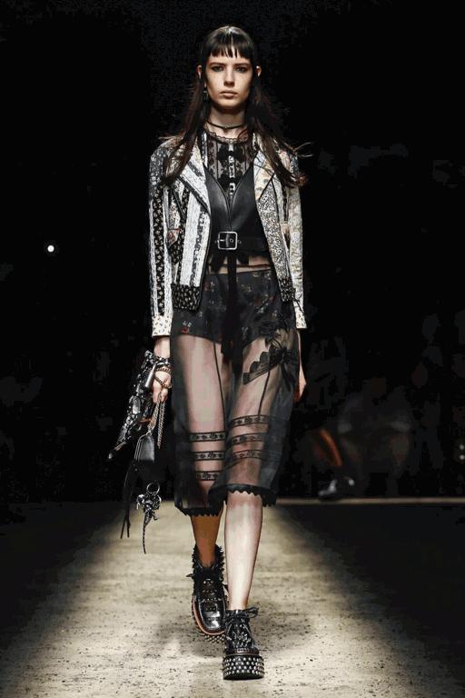 李易峰唐嫣穿“情侣装”同台看秀 不要太养眼哦~