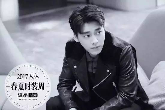 李易峰唐嫣穿“情侣装”同台看秀 不要太养眼哦~