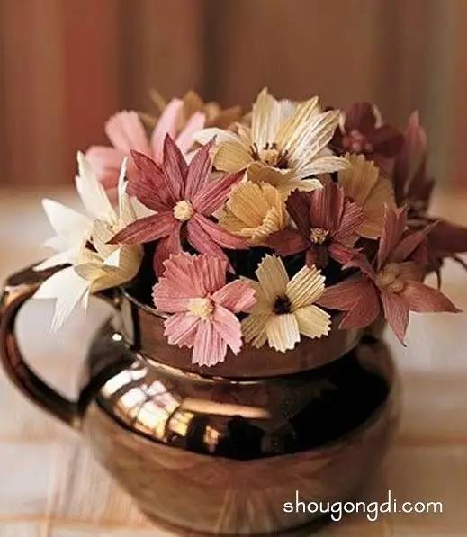 玉米叶做仿真花的方法，你也可以制作一朵哦