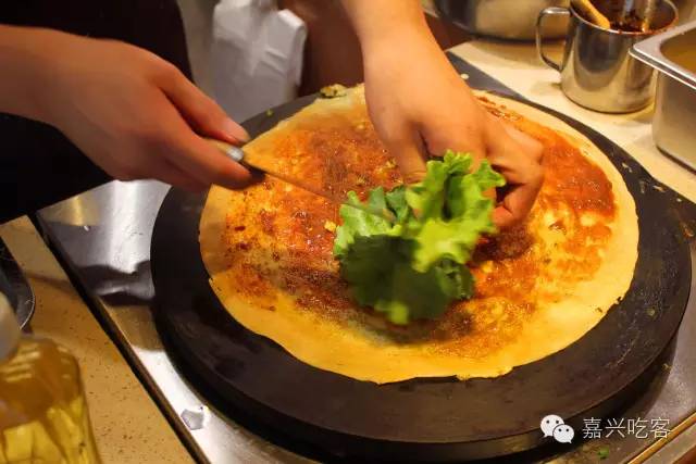 福利网红鸡蛋饼来江南摩尔啦！土豪版简约款自助随心配，你还坐得住?NO.405