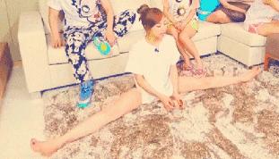 这些女星的身体怎么这么柔软？唐嫣竟然把脑袋、身子、双腿折出一个方形！