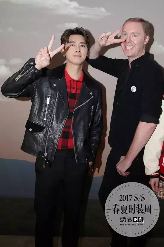 李易峰唐嫣穿“情侣装”同台看秀 不要太养眼哦~