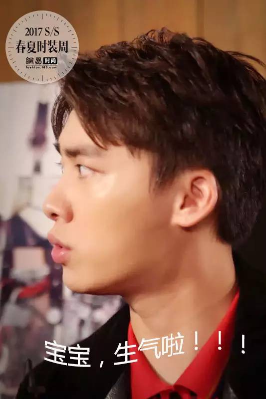 李易峰唐嫣穿“情侣装”同台看秀 不要太养眼哦~