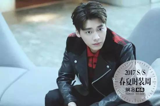 李易峰唐嫣穿“情侣装”同台看秀 不要太养眼哦~