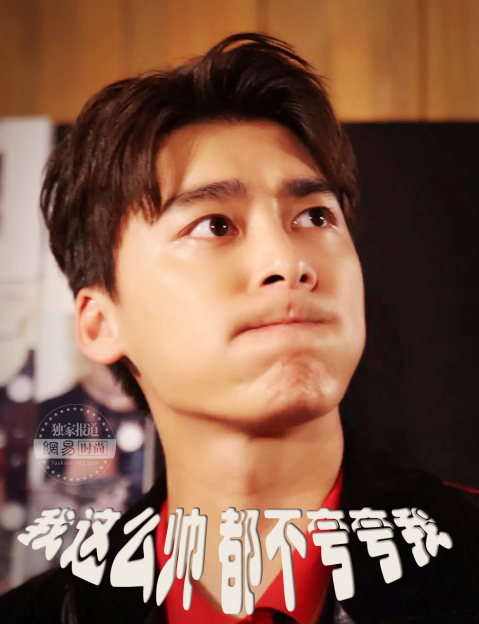 李易峰唐嫣穿“情侣装”同台看秀 不要太养眼哦~