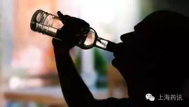 六院药师提醒你有些药不宜睡前吃,药师提示饮酒需谨慎服药勿喝酒