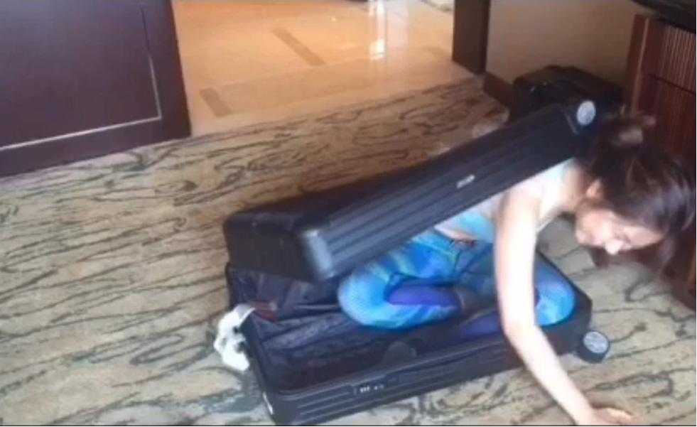 这些女星的身体怎么这么柔软？唐嫣竟然把脑袋、身子、双腿折出一个方形！