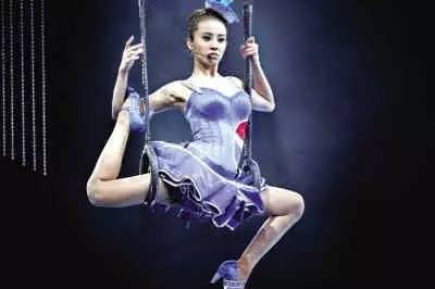 这些女星的身体怎么这么柔软？唐嫣竟然把脑袋、身子、双腿折出一个方形！