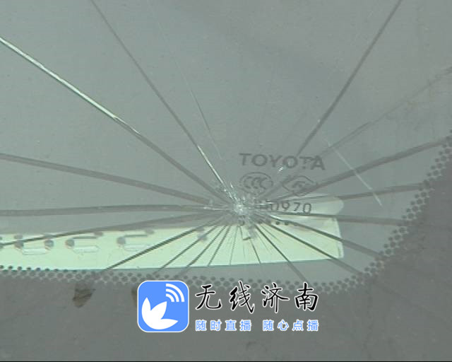 一夜之间小区内二十多辆车被砸,小区门口20多辆车一夜被砸