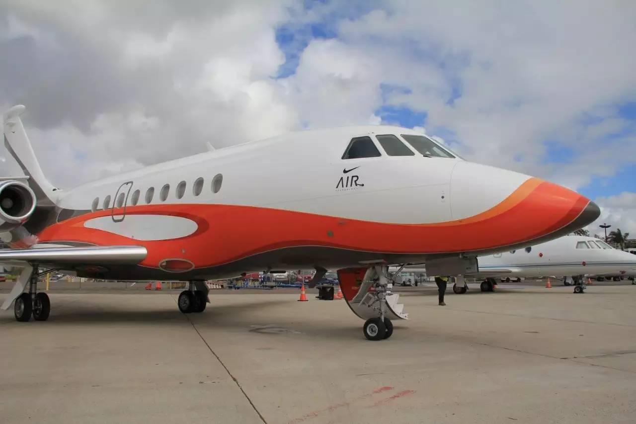 见识了他1000万美元的鞋库，我的红眼病无药可医