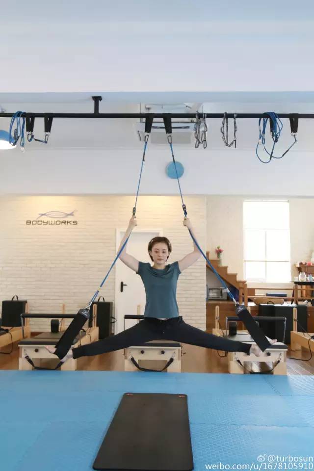 这些女星的身体怎么这么柔软？唐嫣竟然把脑袋、身子、双腿折出一个方形！