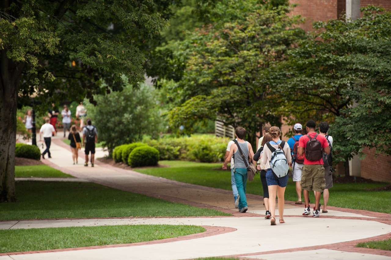 和警察“格斗”，*力暴**阴影下美国学校里的安全教育
