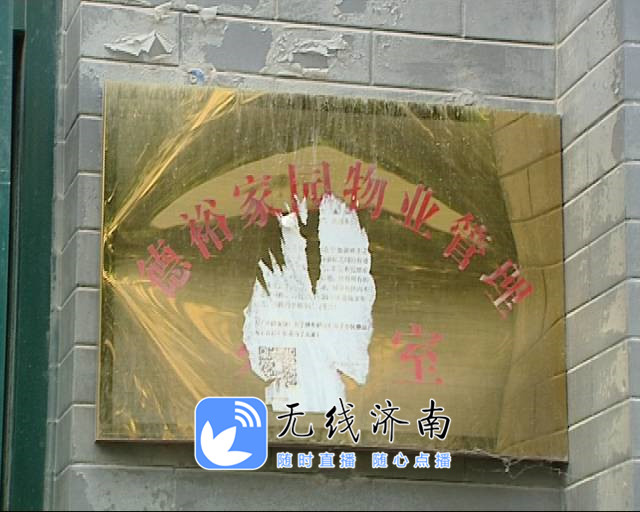 一夜之间小区内二十多辆车被砸,小区门口20多辆车一夜被砸