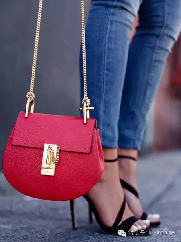 吃着月饼,吃着月饼赏着月亮会有好运吗