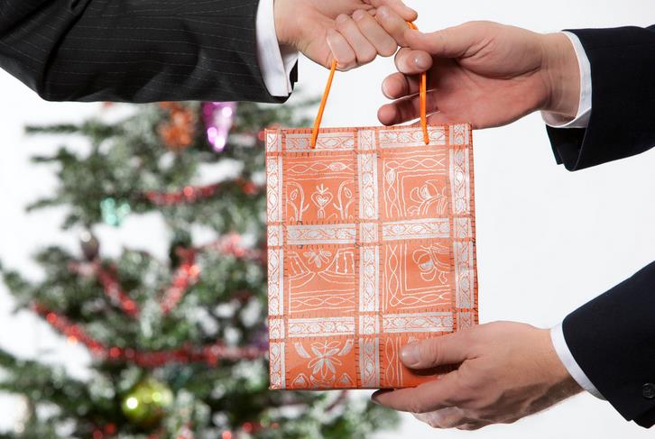 瀹堕暱绾犵粨鏁欏笀鑺傝涓嶈閫佺ぜ,鏁欏笀鑺傝閫佺ぜ鍚楋紵瀹堕暱锛氬緢绾犵粨