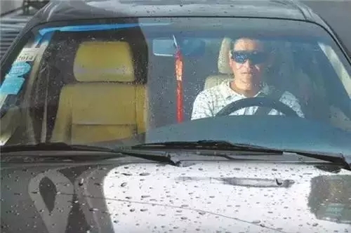 开车想要防晒选择哪种颜色的墨镜,开车戴的墨镜怎么选