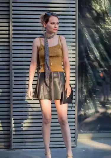 老有所依刘涛丝巾,刘涛红白玫瑰花丝巾