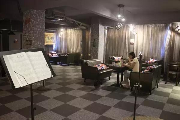 坪石第一家工业风清吧,在这里我可以泡一天。