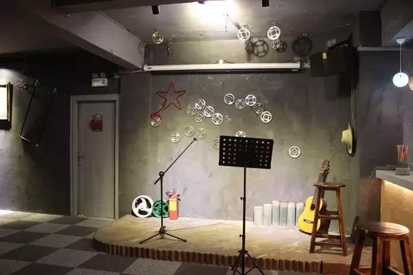 坪石第一家工业风清吧,在这里我可以泡一天。