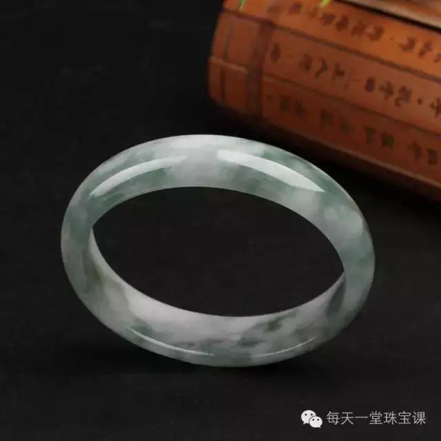 跟风买手串不如戴个手镯,既显气质又百搭!关键寓意好!