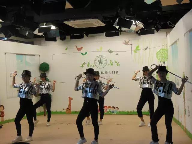 海珠丨昌岗东尊老爱幼联欢会“最老”遇上“最小”会发生什么