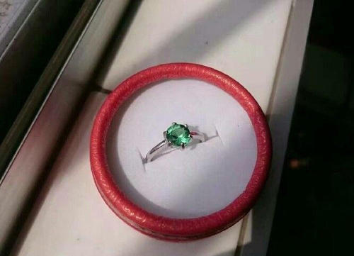 用啤酒瓶打造一个钻戒,小伙用石头给女朋友做钻戒