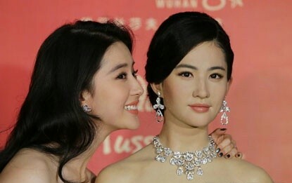 明星蜡像参差不齐，有的宛如双胞胎，有的像*气娃充**娃还是爆款！