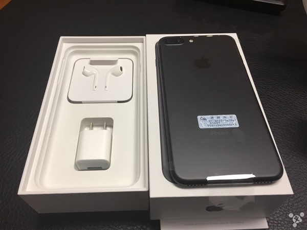 网友晒首批iPhone7开箱:黑色、玫瑰金成主流