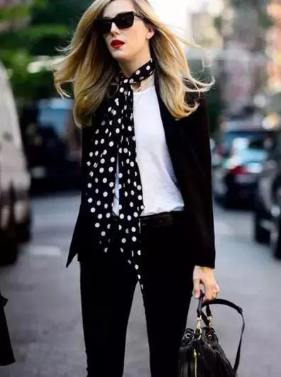 老有所依刘涛丝巾,刘涛红白玫瑰花丝巾