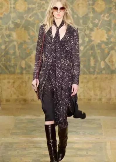 老有所依刘涛丝巾,刘涛红白玫瑰花丝巾