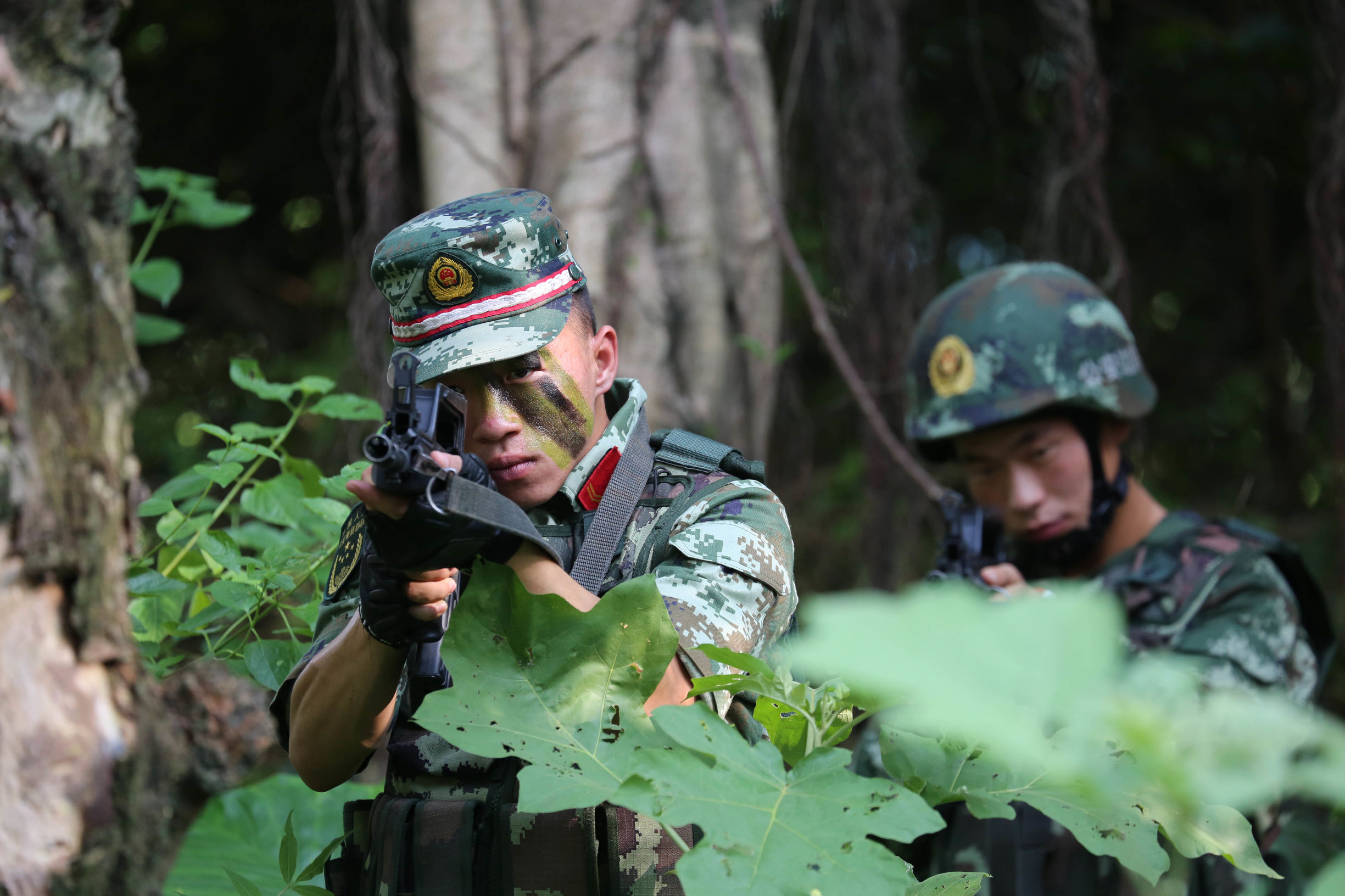 看特区*警武**边防官兵在练兵场如何使出“洪荒之力”