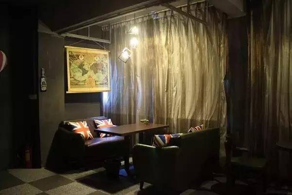 坪石第一家工业风清吧,在这里我可以泡一天。