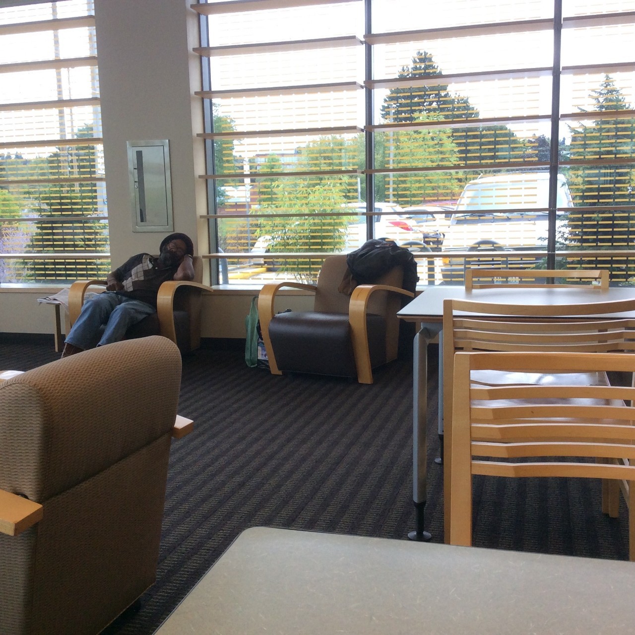 小城KirkLand——当宝马i8车主遇上流浪汉