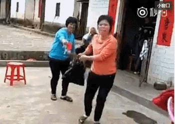 哎呀亲家母，不要不要我不要红包，别给我，你看你非要给我干嘛