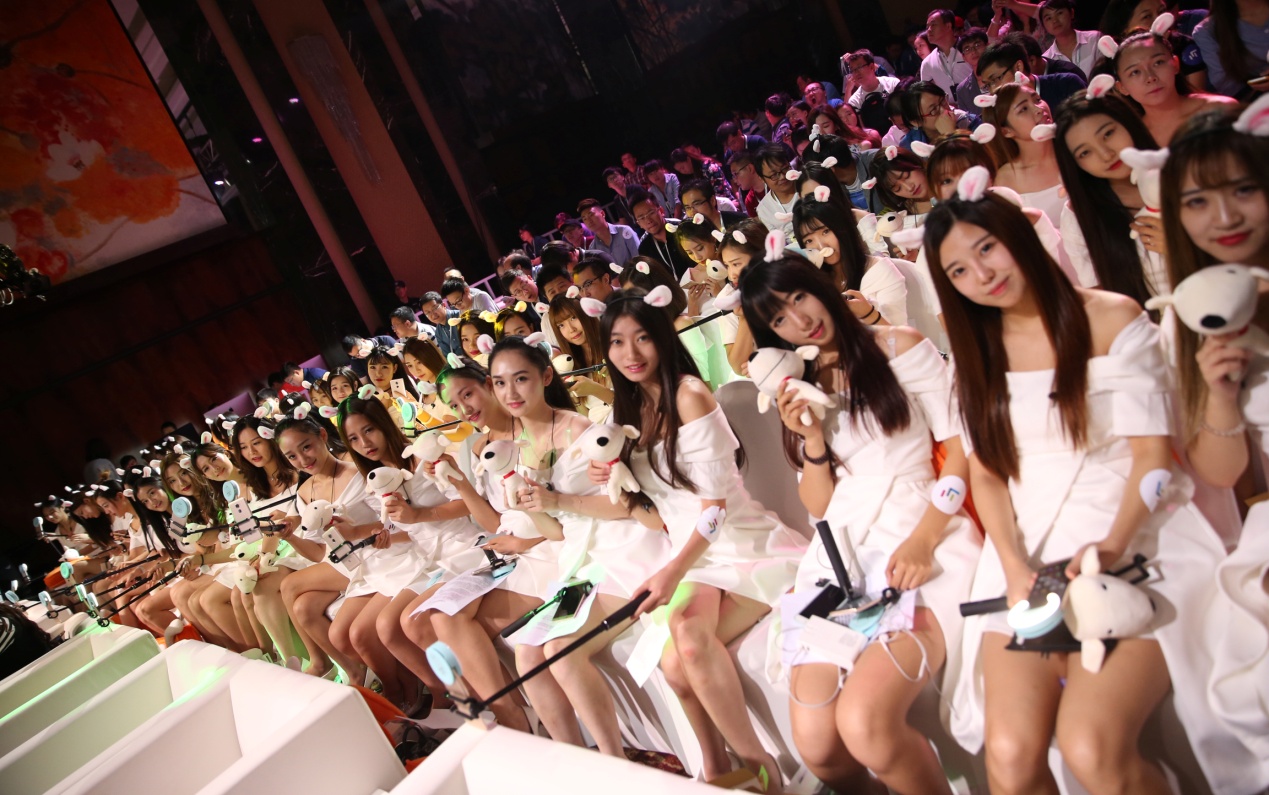 乐视乐Pro3发布，数百名网红校花助阵场面壮观