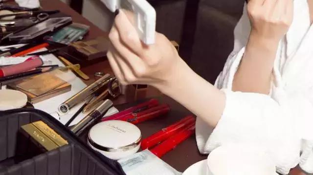 杨幂晒出新综艺美图,杨幂晒红妆