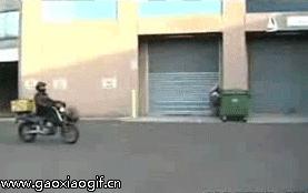 我的车停着被人撞了怎么解决,停个车老是被别人刮