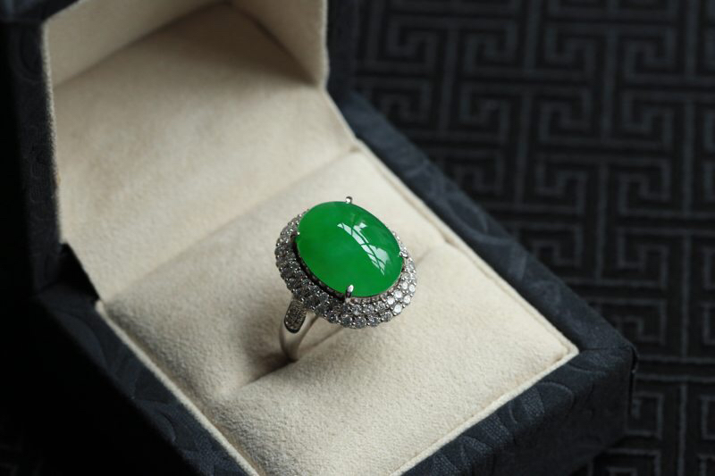 现在都流行这样戴翡翠了吗,好的翡翠跟便宜的翡翠戴一样吗