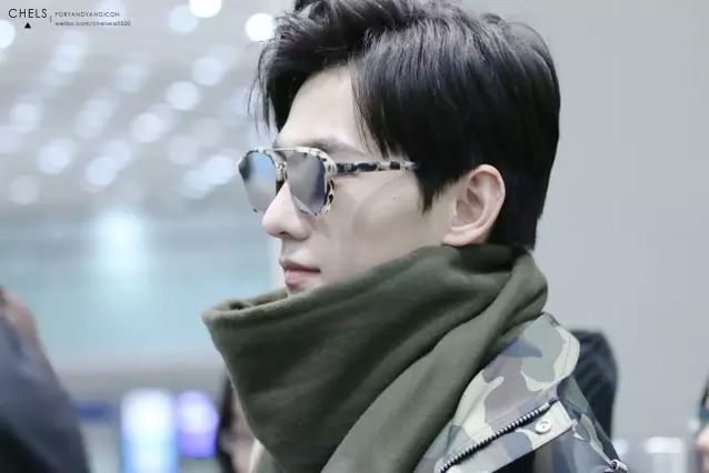 李易峰看赵丽颖的眼神假装不熟,看到李易峰和赵丽颖就精神抖擞