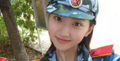 李易峰看赵丽颖的眼神假装不熟,看到李易峰和赵丽颖就精神抖擞