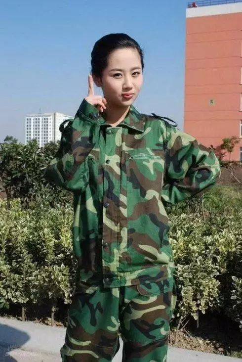 李易峰看赵丽颖的眼神假装不熟,看到李易峰和赵丽颖就精神抖擞