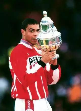 白驹过隙，你还记得那个让自己爱上足球的外星人吗？