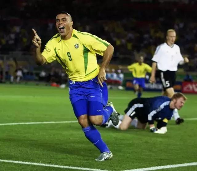 白驹过隙，你还记得那个让自己爱上足球的外星人吗？