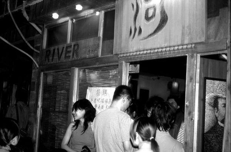 这个看起来疯癫的老头,是“摇滚鼓王”的哥哥,中国民谣界的传奇